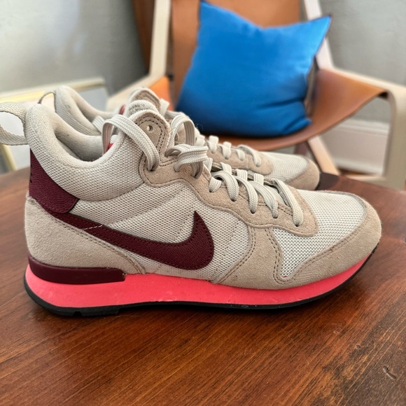 Nike Women’s Internationalist Mid Sneakers - Picture 1 of 5